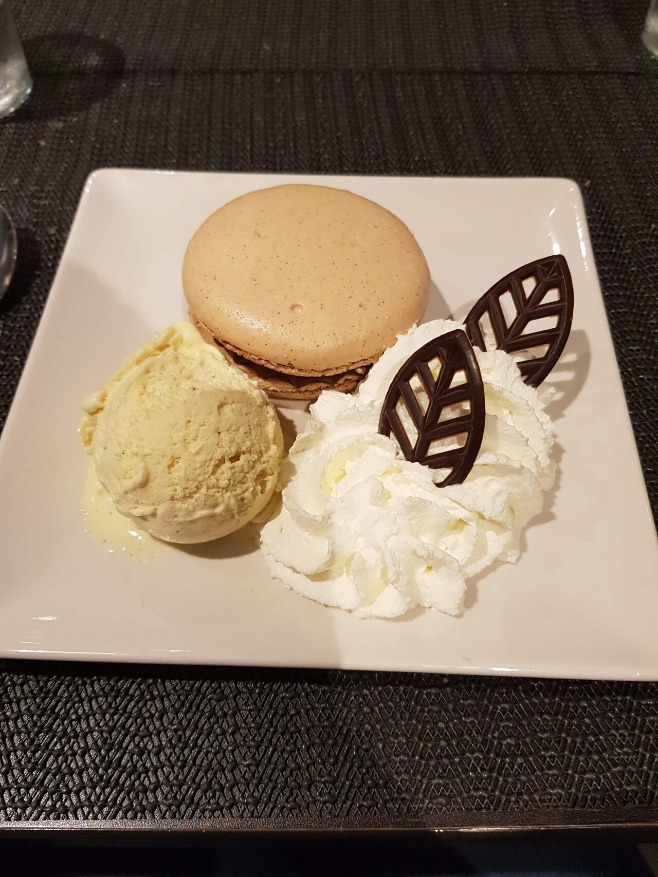 Dessert:
Maccaron caramel beurre salé