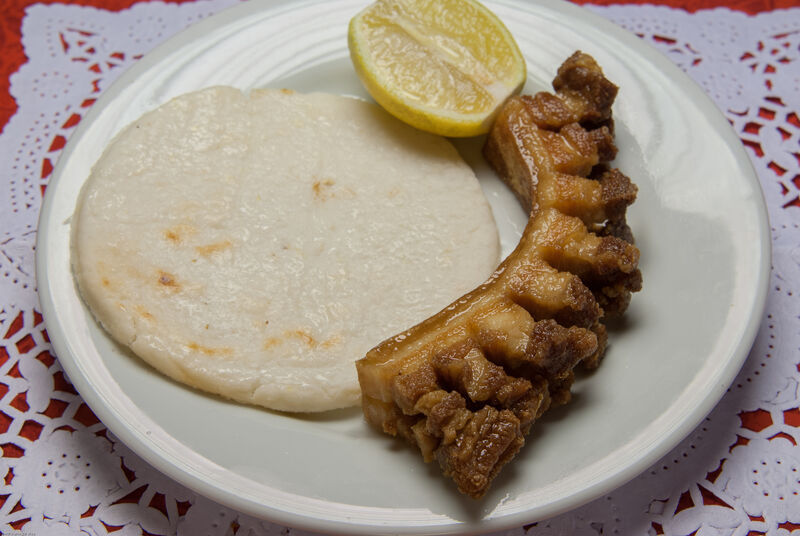 Chicharrón con arepa