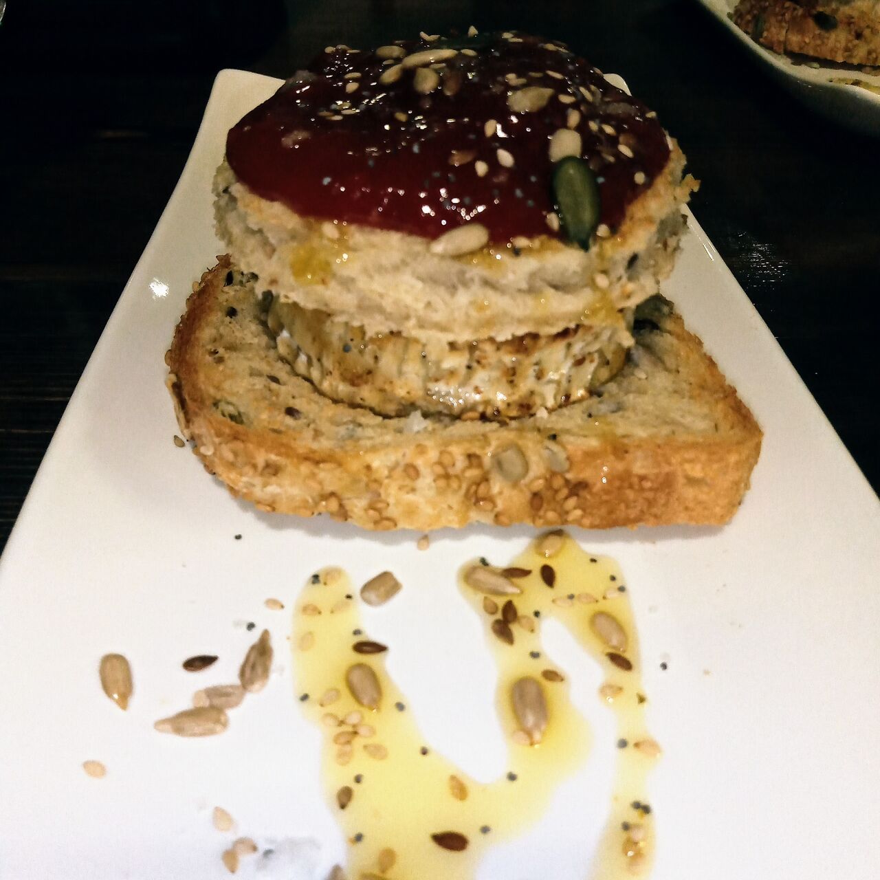 Milhoja de rulo de cabra con mermelada de tomate y semillas. 