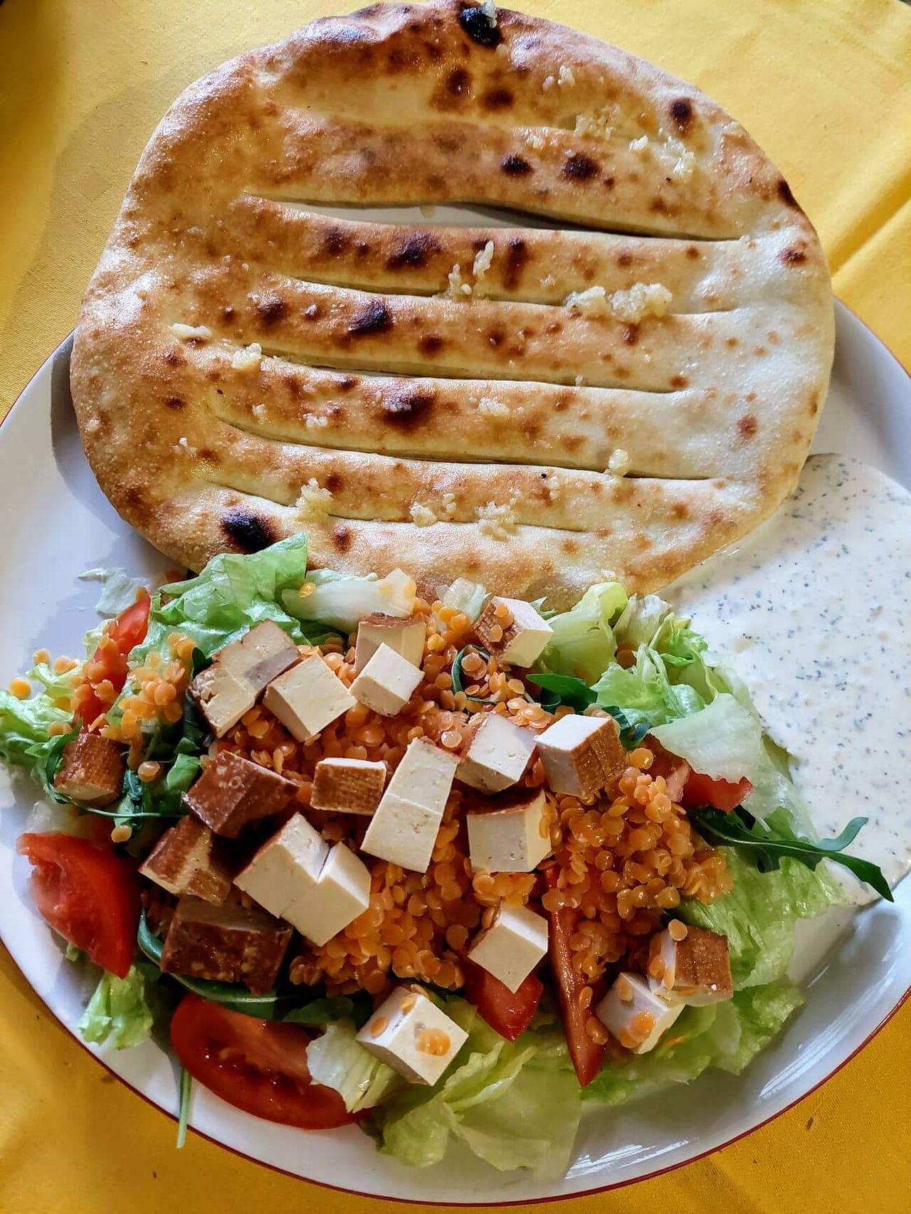 Salát s tofu a červenou čockou, pizza chléb