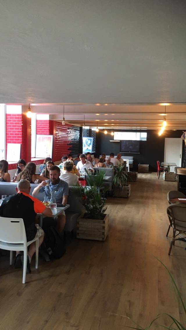 700 m² divisé en 2=restaurant, salles privatives, salle de spectacle etc... !