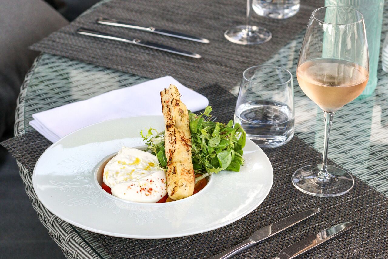 Burrata 125 gr, pain grillé frotté à l’ail, tomates et pesto d’amandes