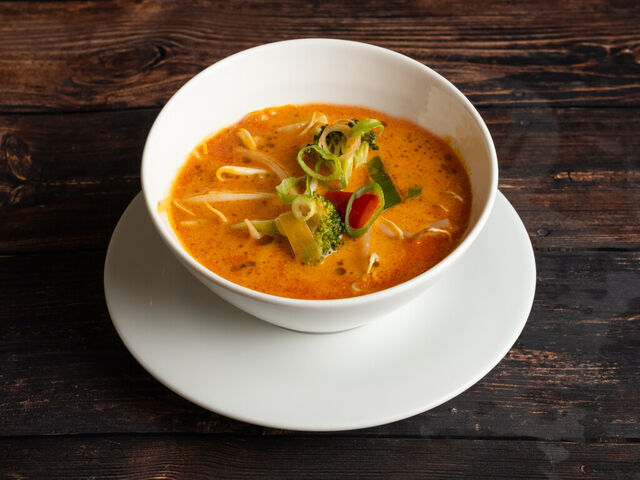 Tom Yam Gung Suppe mit frischem Gemüse, Kräuter, Basilikum