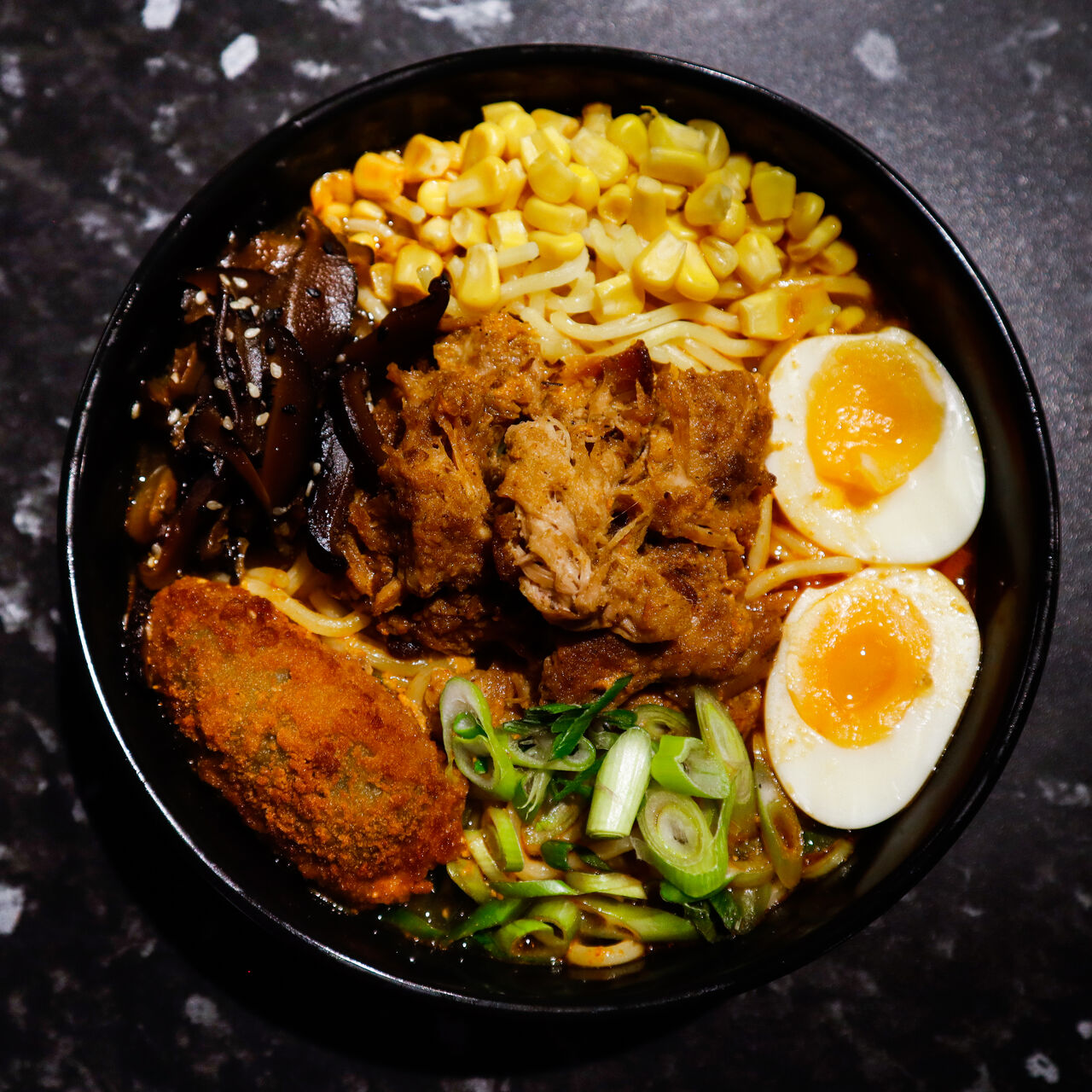 RAMEN Z KARKÓWKĄ
