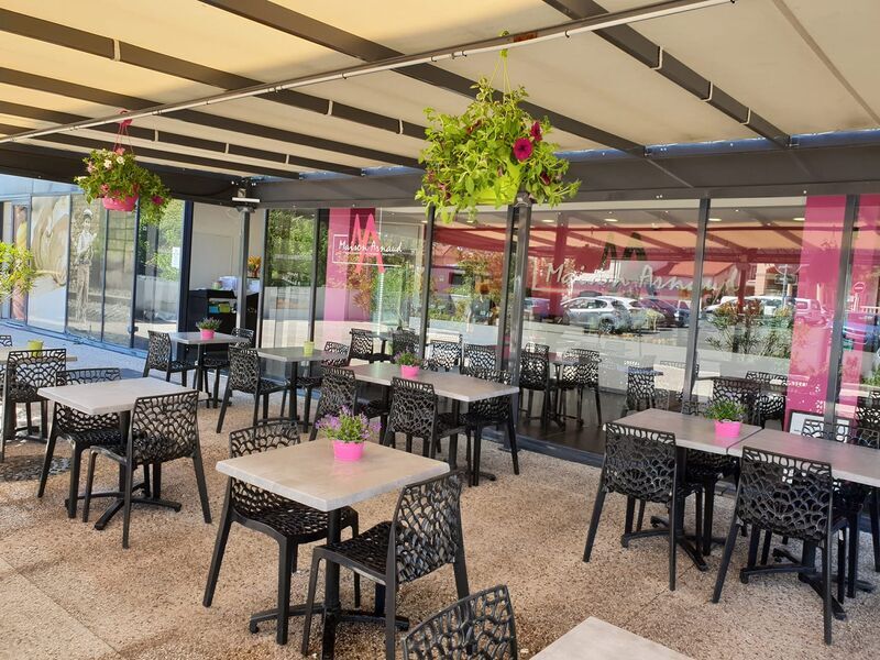 Notre terrasse ombragée et équipée de brumisateurs.