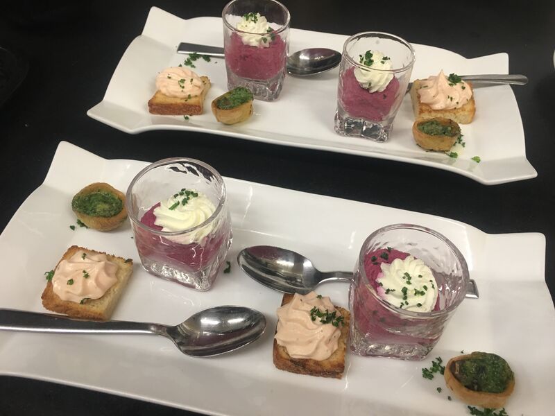 Toasts de bienvenue - Mousse de betterave / escargots / toasts de saumon