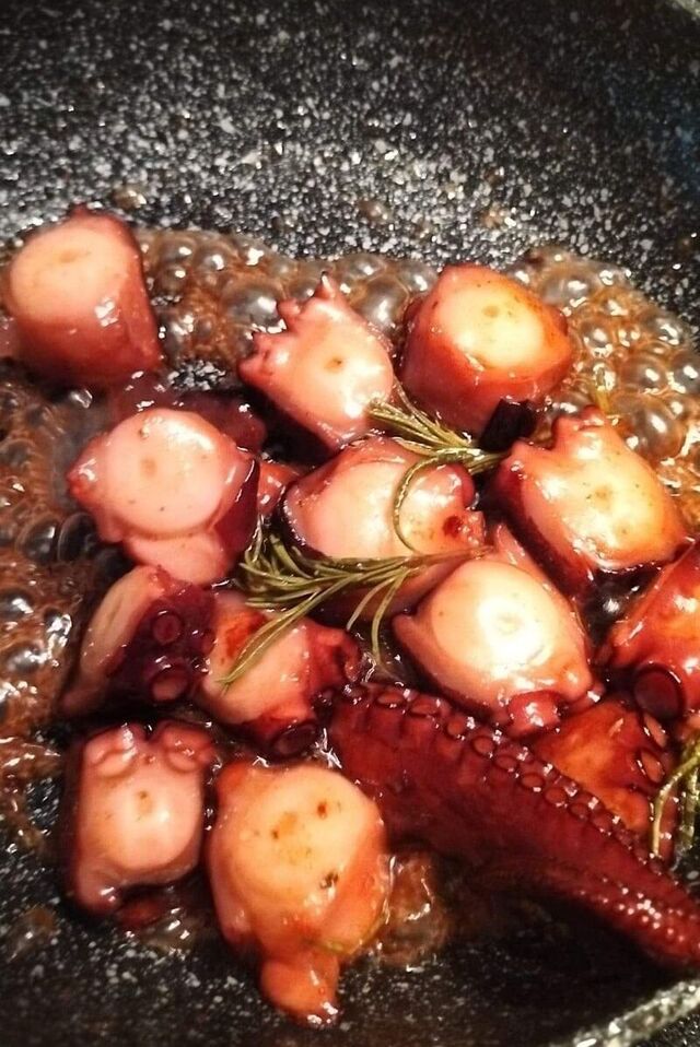 Le poulpe snacké au beurre de romarin et au miel. Un plaisir unique à partager, ou non...