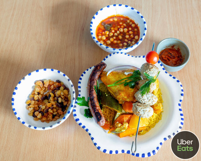 COUSCOUS POULET .BROCHETTE DE BOULETTE D AGNEAU .MERGUEZ