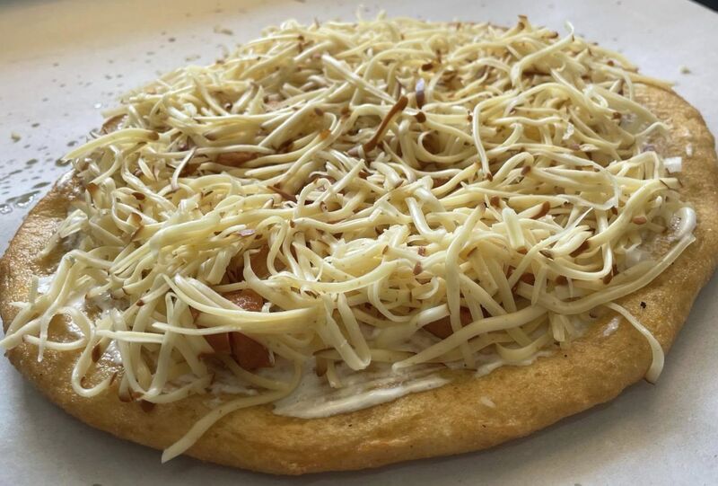 Füstölt sajtos-tejfölös-sült virslis lángos