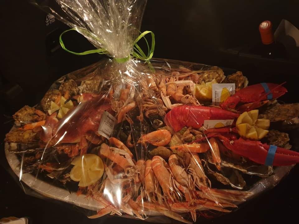 Nous vous proposons des produits à offrir ou à déguster: foie gras maison, saumon gravelax, rillauds et plateaux fruits de mer