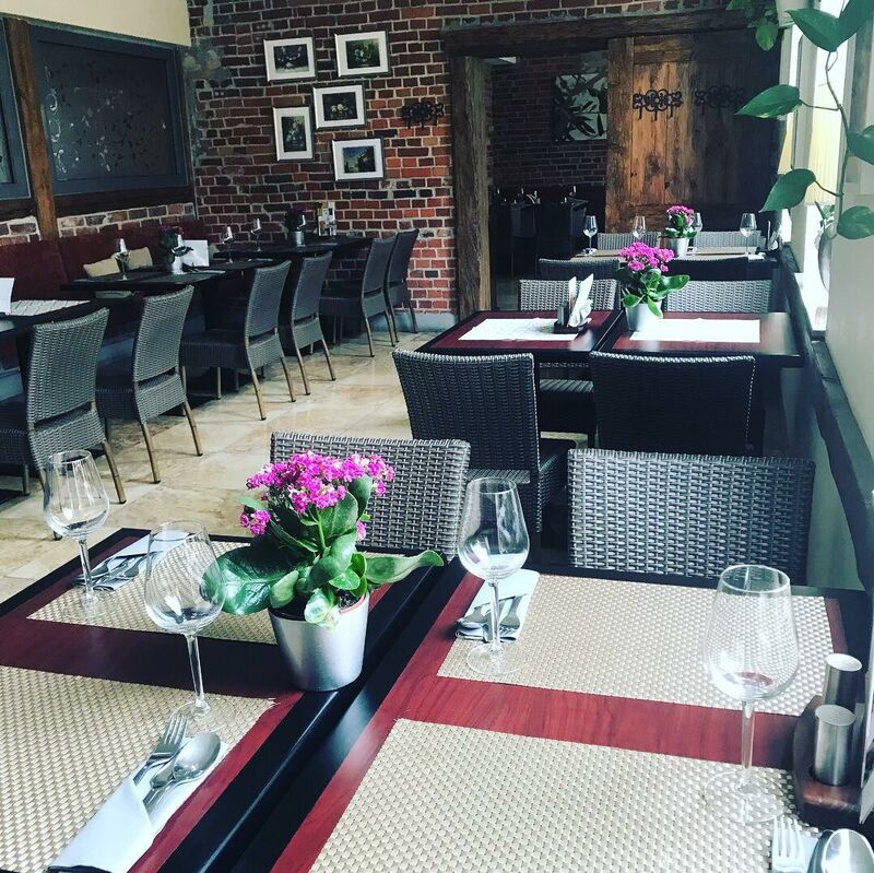 Nasza restauracja posiada dwie główne sale oraz przeszklone patio.
