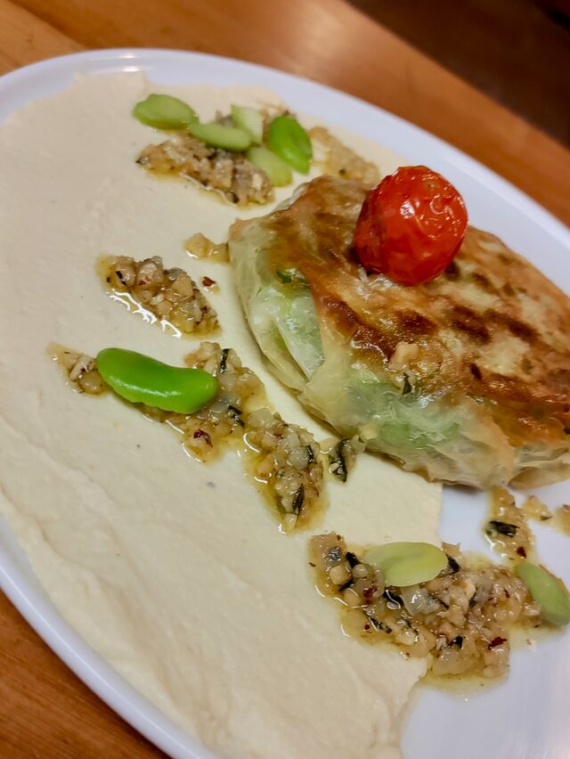 Pastilla feta, fèves, tomates confites, houmous 