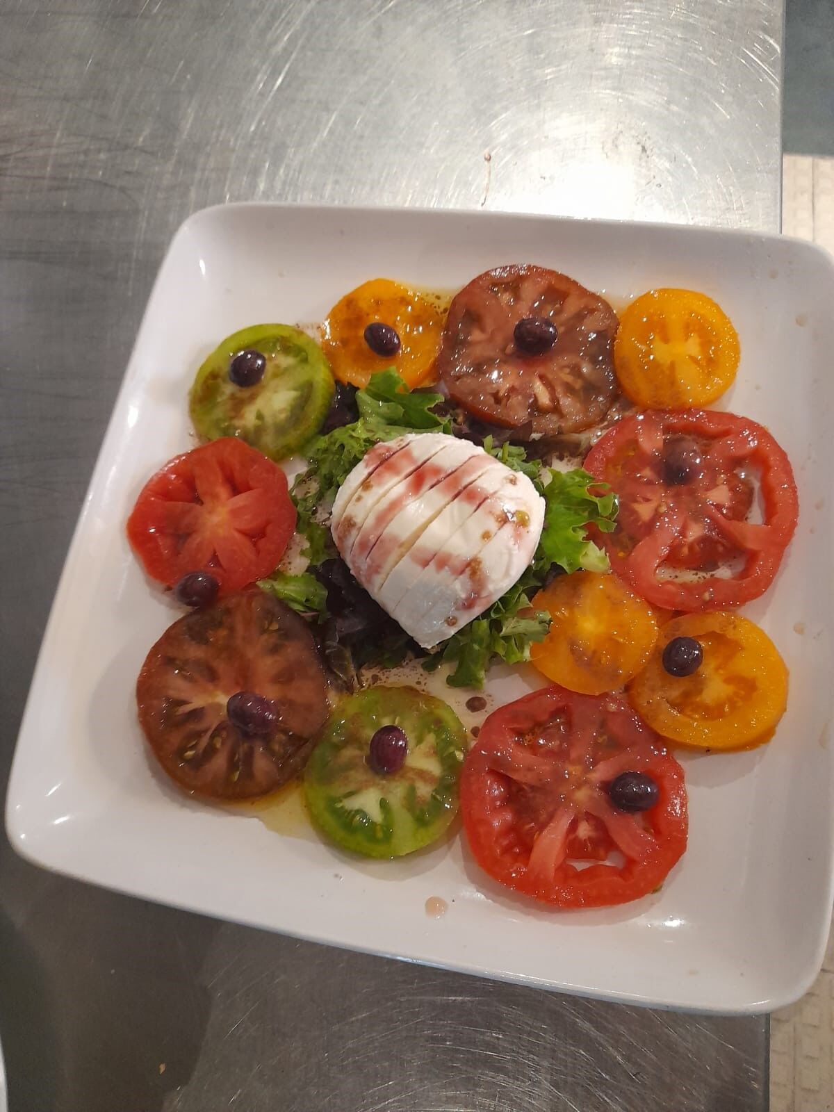 Duo de tomates mozzarella di bufala sauce crème framboises