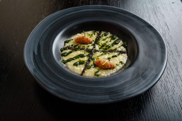 Risotto aglio olio e peperoncino estratto di prezzemolo e crudo di gamberi rossi