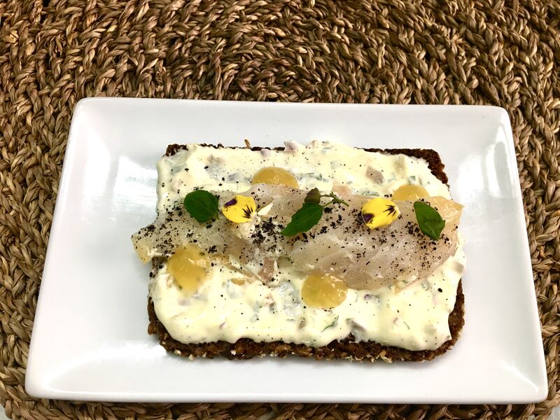 pumpernickel con nuestra tártara y bacalao ahumado acompañado de puntos de gel de naranja