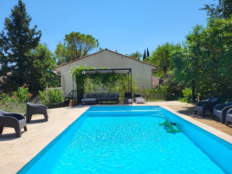 Piscine nichée au coeur du jardin provençal