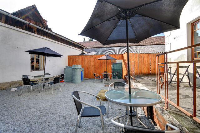 Venkovní hřiště a zahrádka s terasou