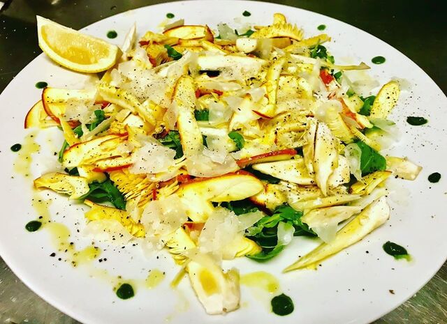 Carpaccio di Funghi Porcini freschi su letto di rucola e scaglie di grana