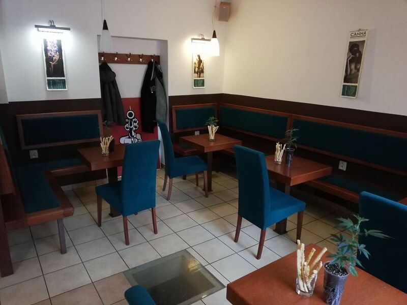 Uvnitř kavárny během CANNA přednášky. 