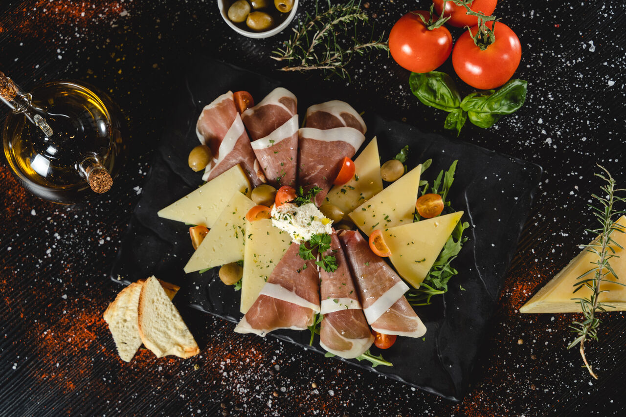 Dalmatinski pršut i sirevi
