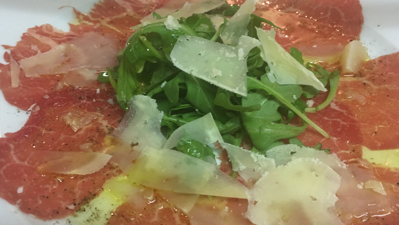 Carpacho de ternera con rúcula y queso manchego curado 