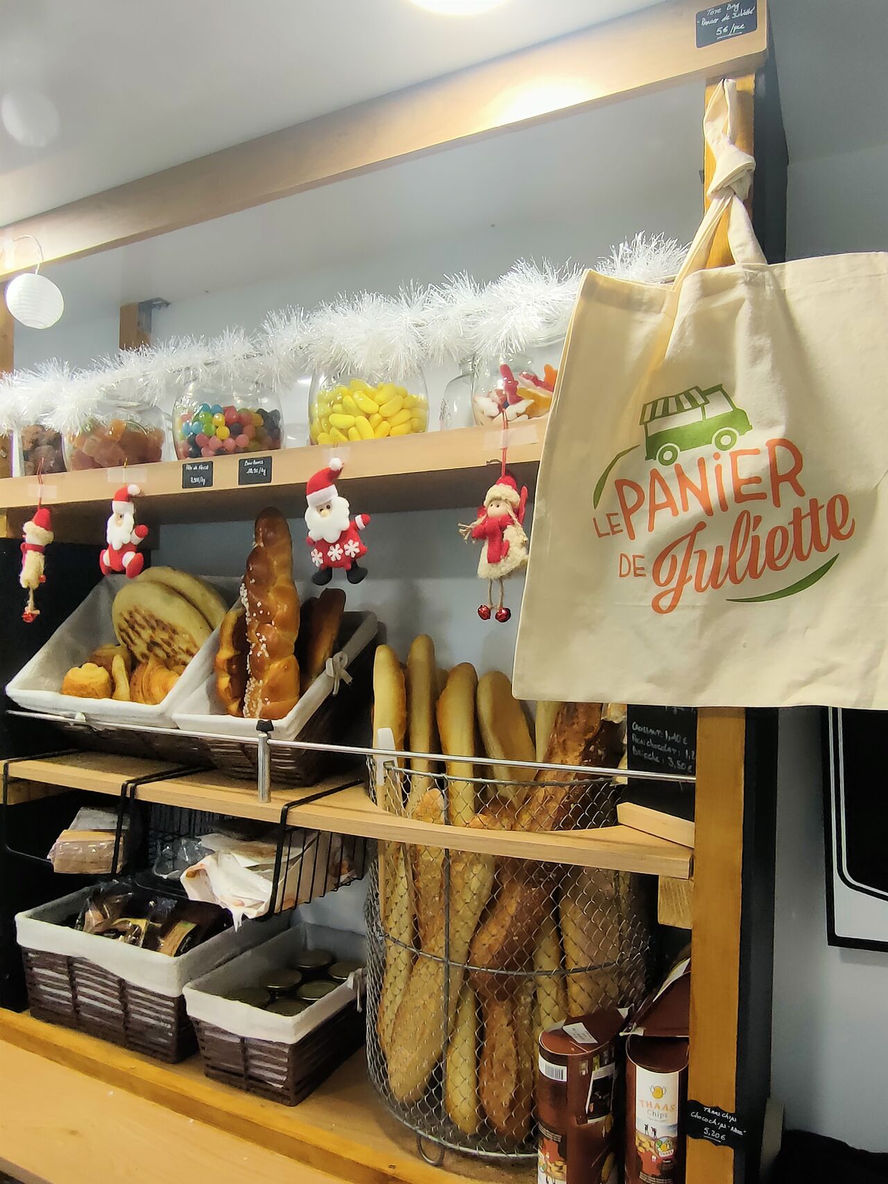 Le coin chaud : pain, baguette, viennoiserie....