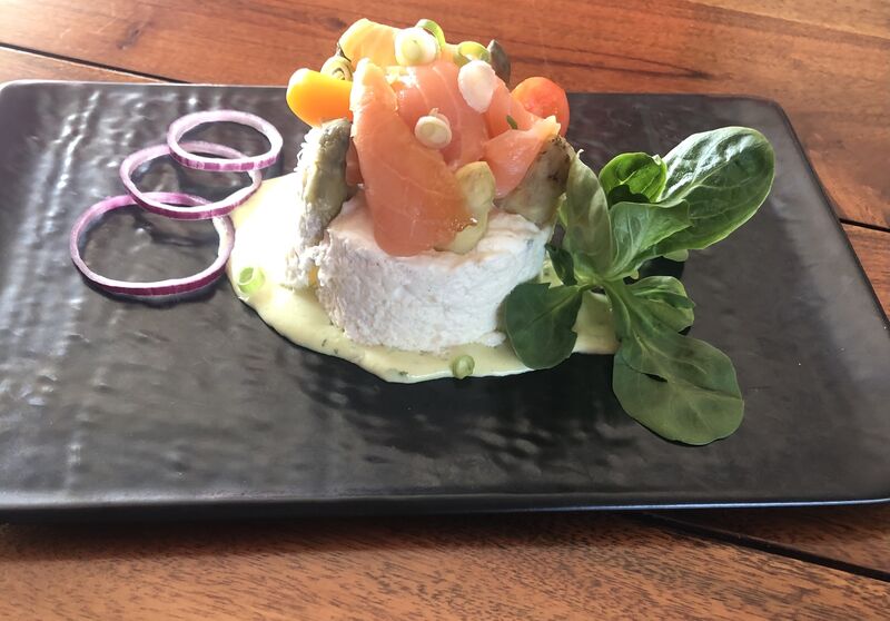 Charlotte d'asperge et saumon fumé, sauce mousseline à l'ail des ours
