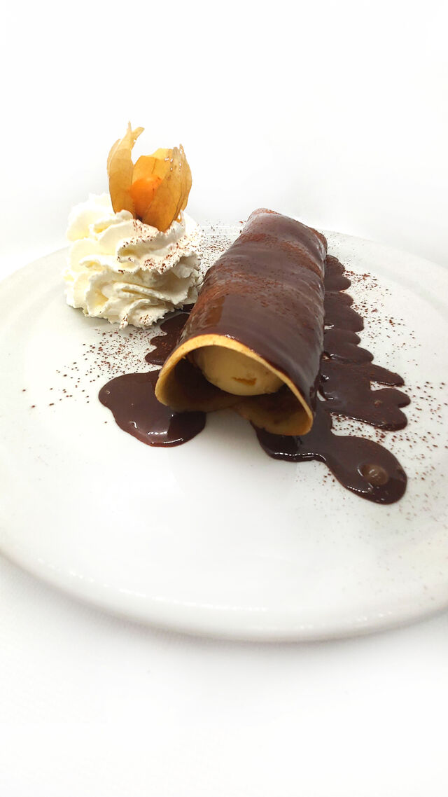 Crep relleno de helado de vainilla cubierto de chocolate fundido