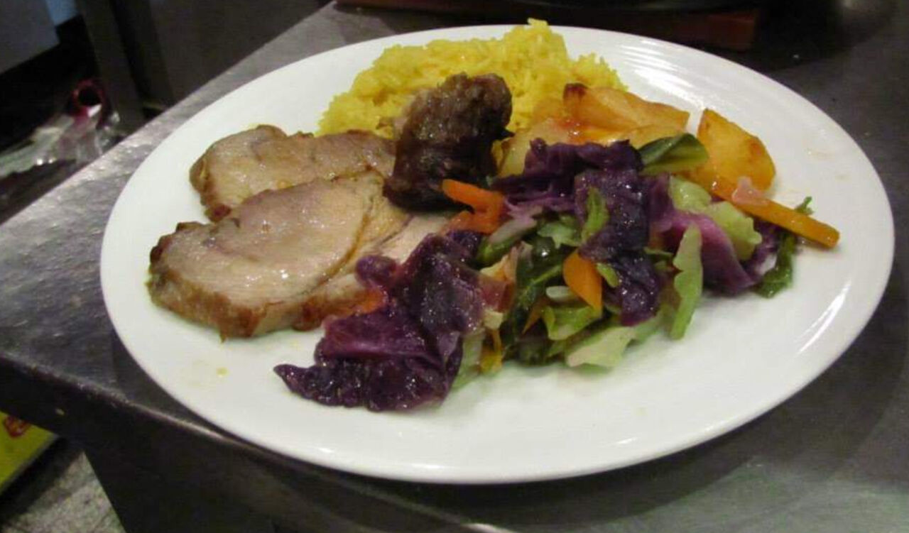 Lombo assado com legumes e arroz de açafrão