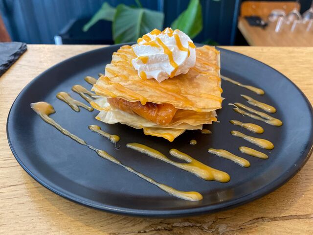 Abricot rôti au romarin , crème vanillée et feuilletage caramel 