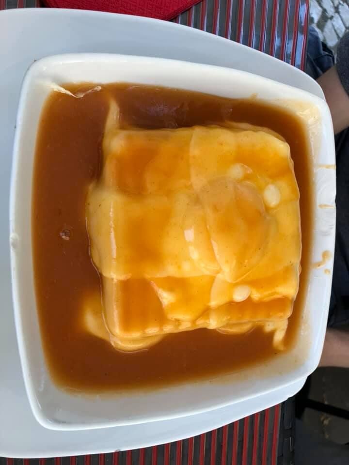 A francesinha especial com ovo, o nosso best seller