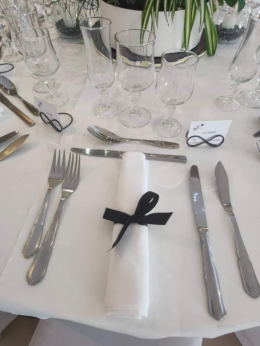 Couverts et verrerie pour une réception.