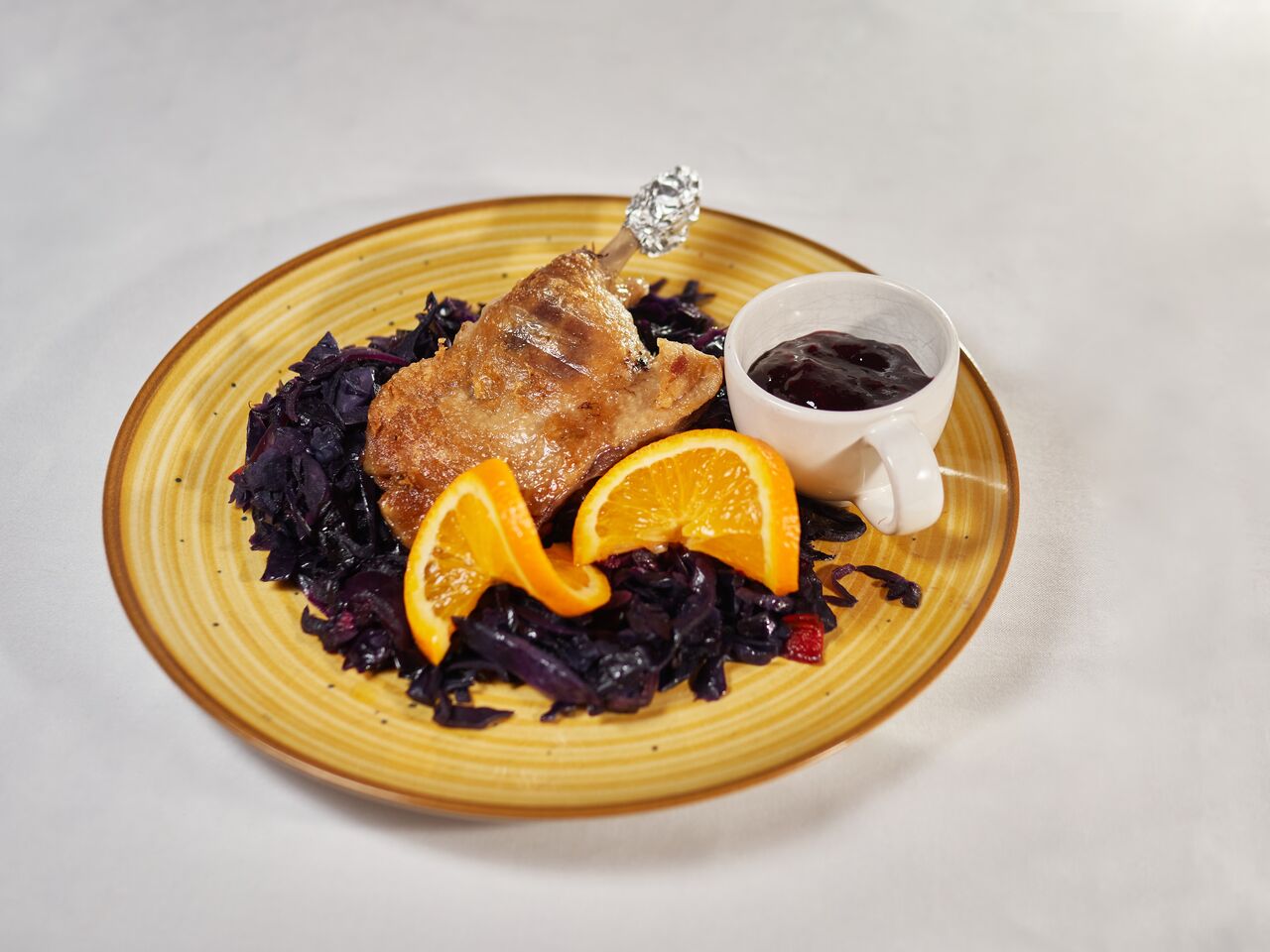 Pulpă de rață cu varză călită și dulceață de afine