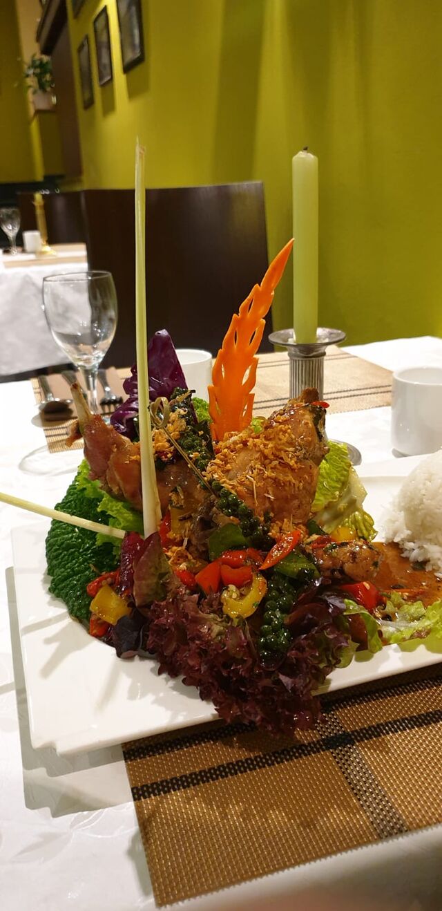 Kaninchenkeule mit Knoblauch und grünem Pfeffer.