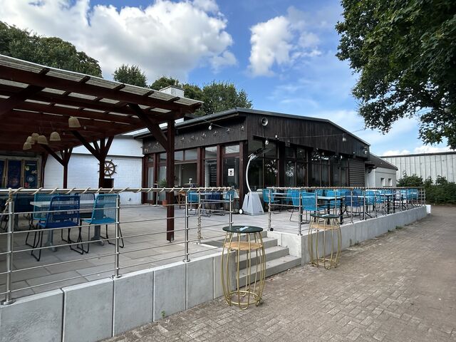 Unser Sommereingang mit der neu gestalteten Terrasse