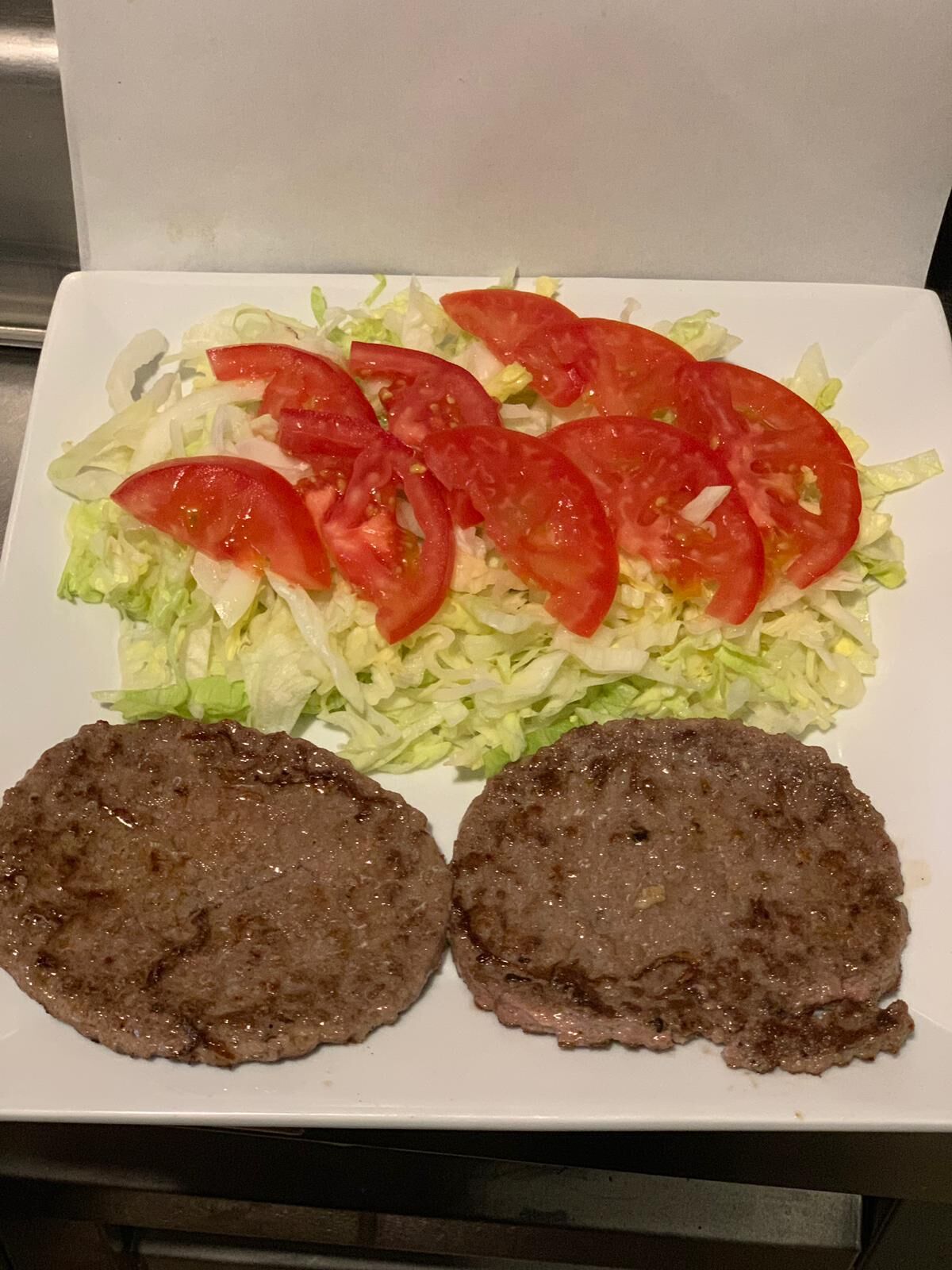 Assiette Steak haché frites 11 €2 steak haché salade tomates Oignons frites
