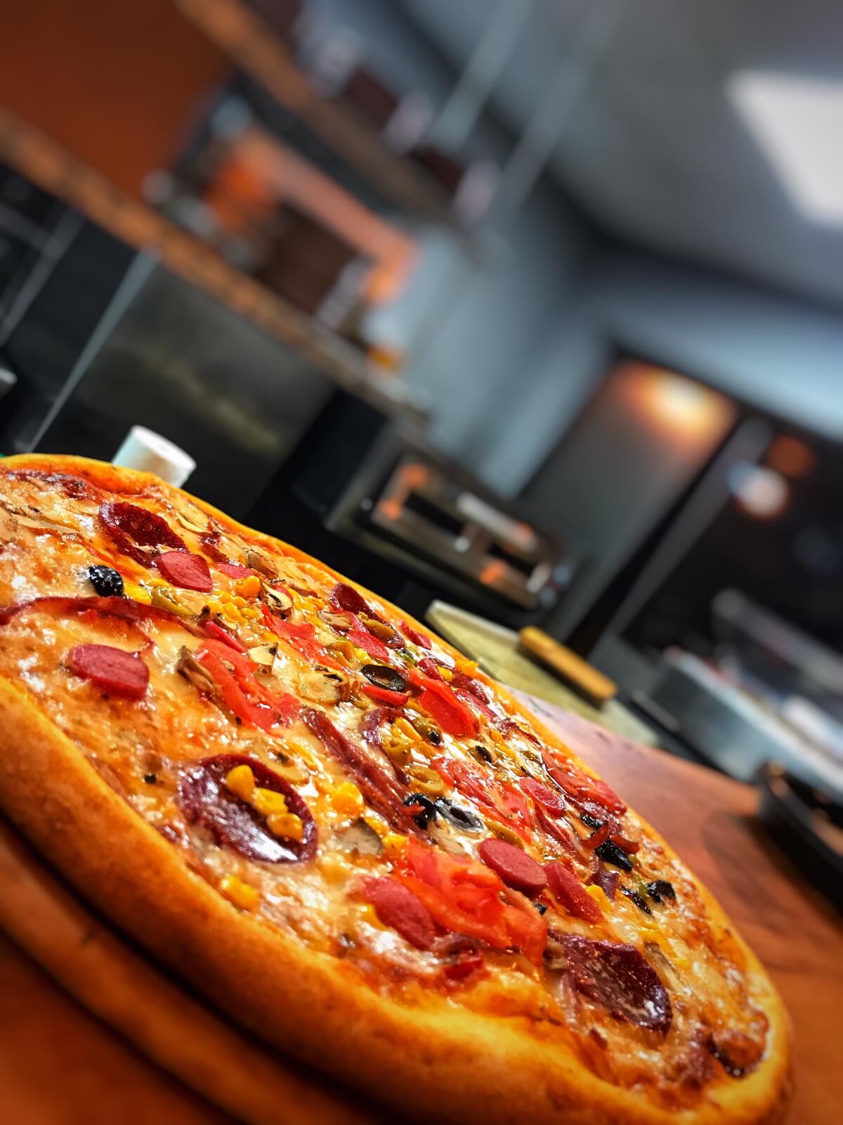 33cm boyu ile karışık bol malzemeli pizzamız.