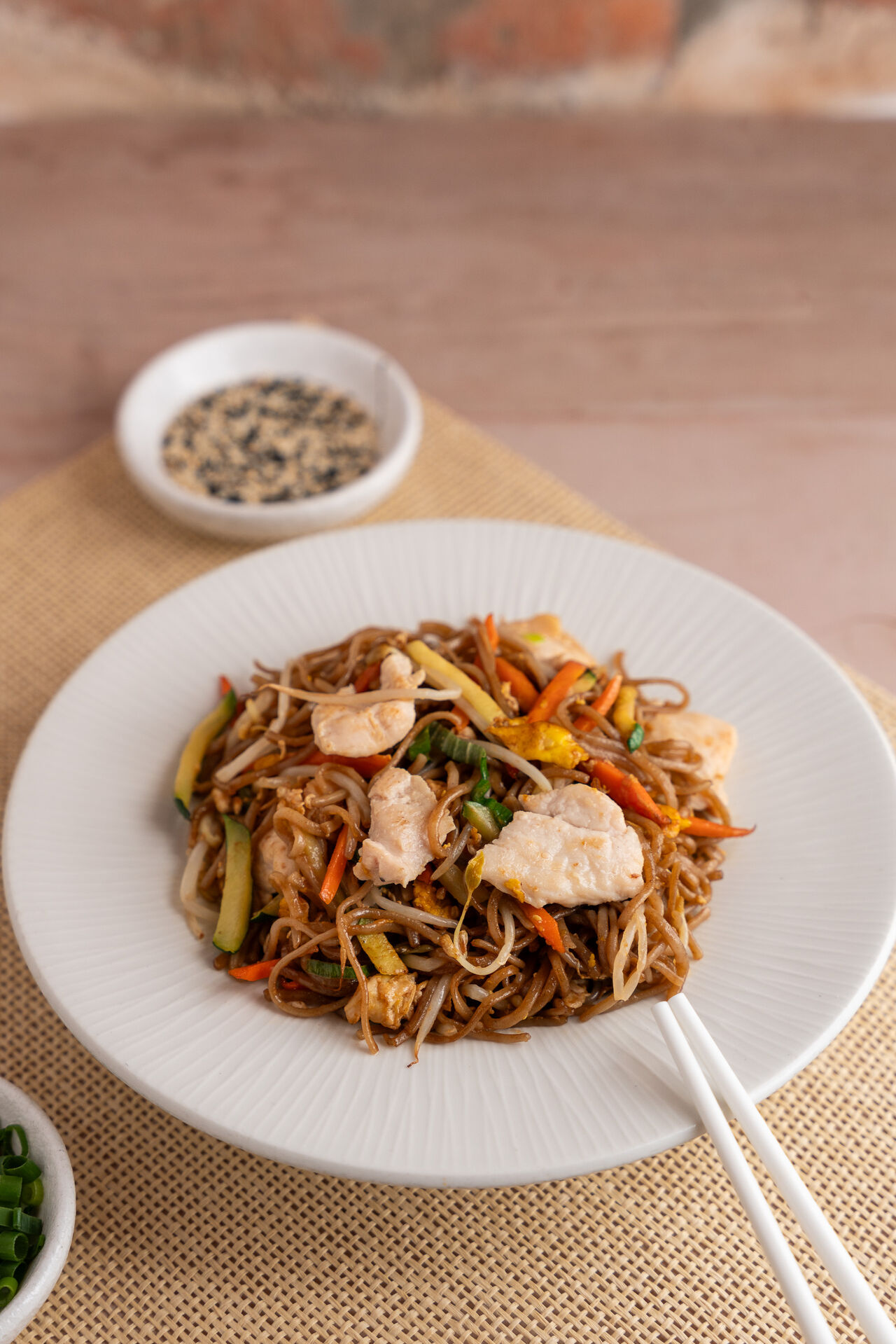 Spaghetti di Riso con Pollo e Verdure