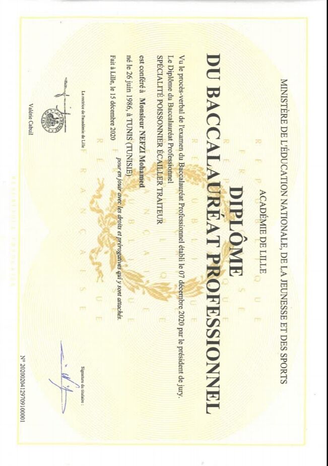 A la poissonnerie L'Etoile Bleue, vous êtes servis par un poissonnier dipômé du Bac Professionnel Poissonnier Ecailler Traiteur