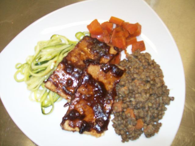 Travers de porc laqué , spaghetti de courgettes,lentilles a la moutarde