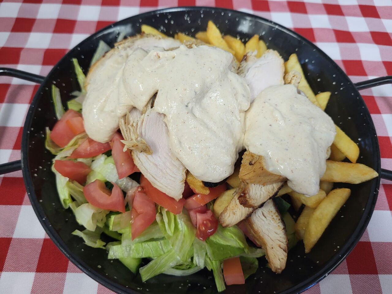 Gyros tál, hasábburgonya, kevert saláta