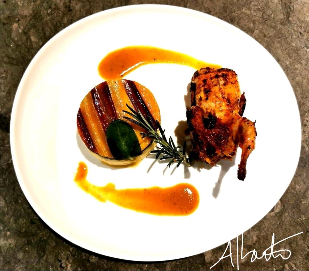 Caille farcie aux cèpes et foie gras accompagné d'une purée de pomme de terre et lamelle de carottes bicolores et sce foie gras.