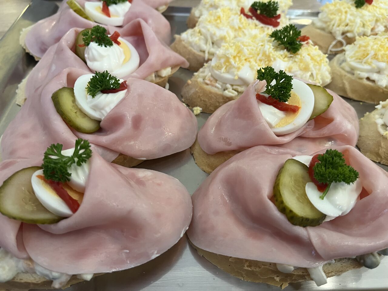 Šunkový 35,- Kč . Vajíčkový 38,- Kč