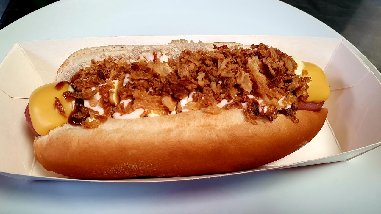 Perrito Caliente Especial
(Queso,cebolla frita, salchicha jumbo) + salsas. Con o sin Menú 