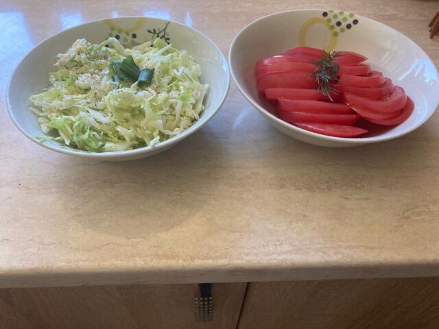 Salata de varza și respectiv roșii 