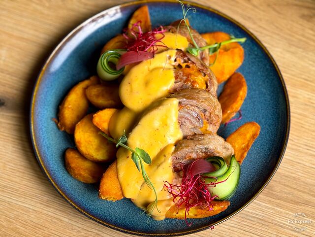 Göngyölt töltött tarja /lilahagyma,cheddar sajt,sonka/ steak burgonyával és cheddar sajtmártással