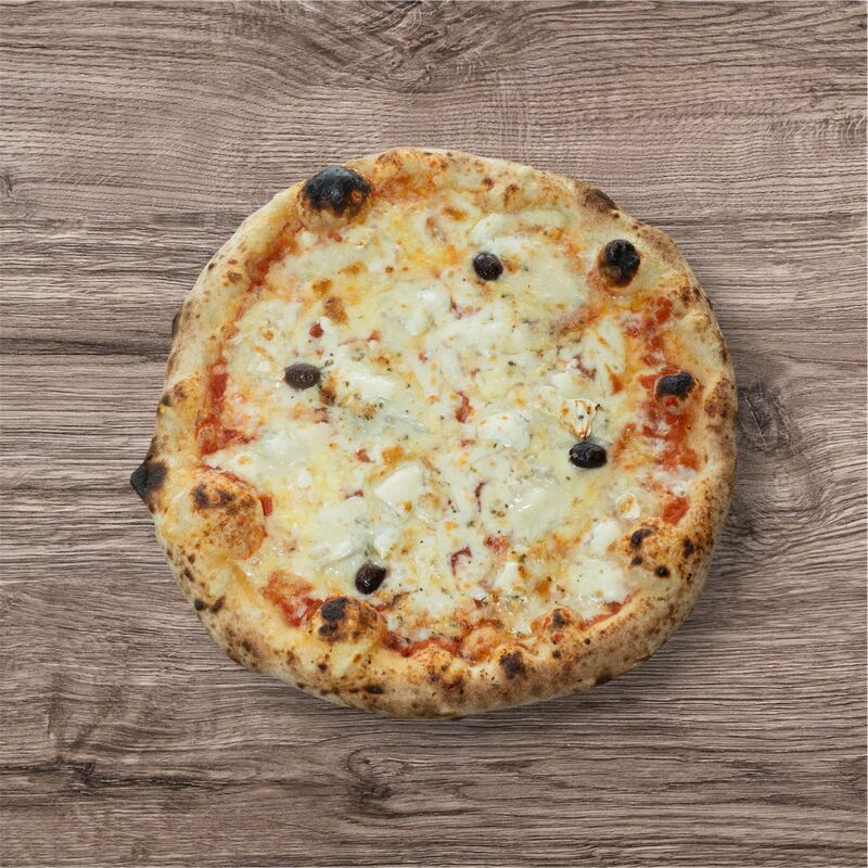 4 Fromages ▪ 13,50€ : sauce tomate bio, fior di latte, emmental, gorgonzola, chèvre, olives, origan