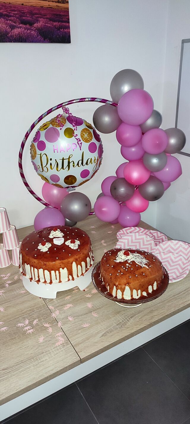 Ruby´s Tortas.
Frias: Torta de 3 Leches/ Genovesa y Calientes.
Porción: 3€