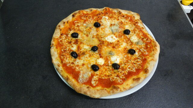 Pizza 4 Fromages:
Sauce tomate(maison), Mozzarella, Gorgonzola, chèvre frais, parmesan AOP, olives (marinées maison)
