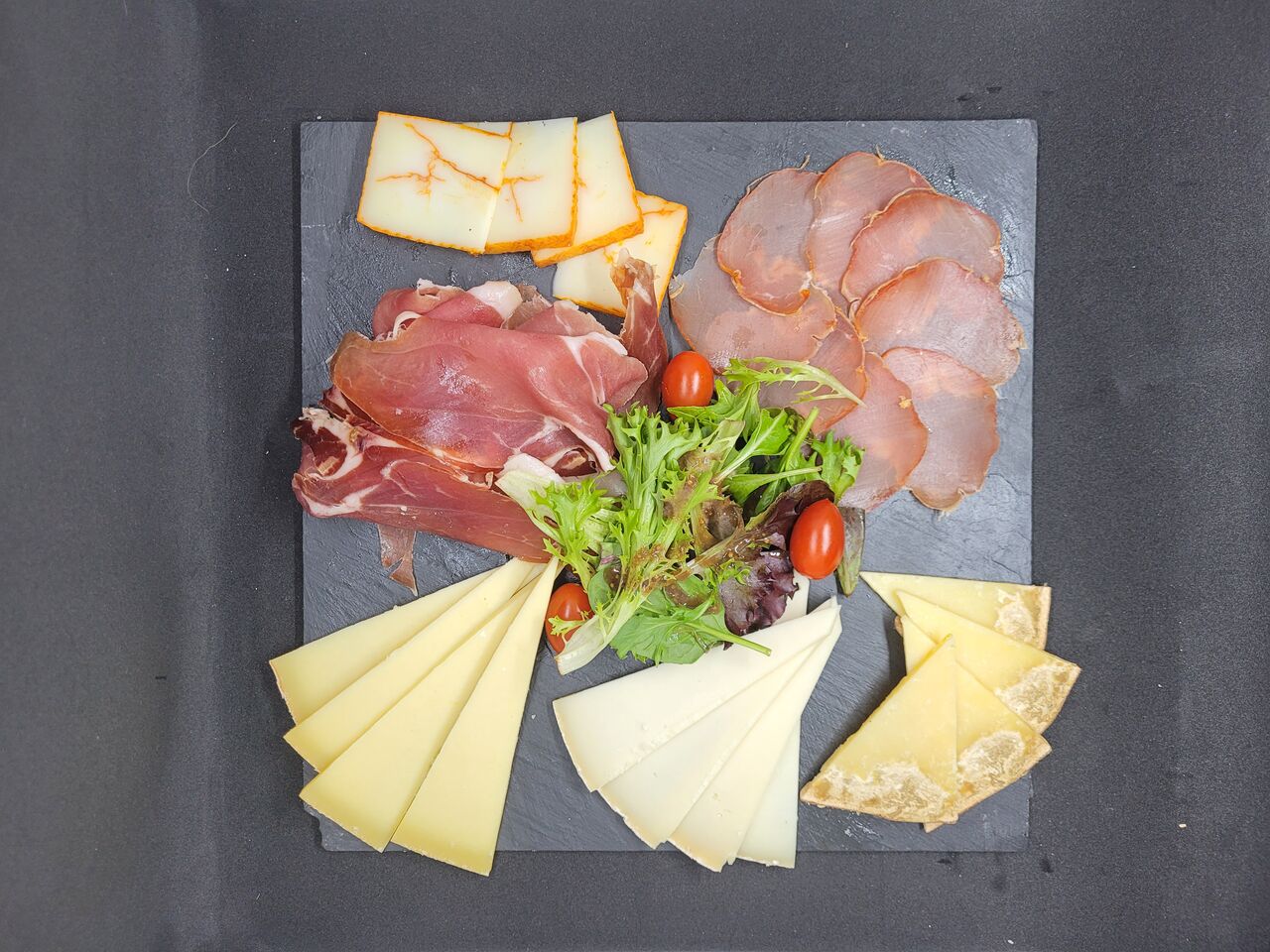 Notre planche Mixte, avec le Lomo Réserva, notre jambon Plein air 30 mois, Fromage 3 laits, Saint mont des Alpes et Salers